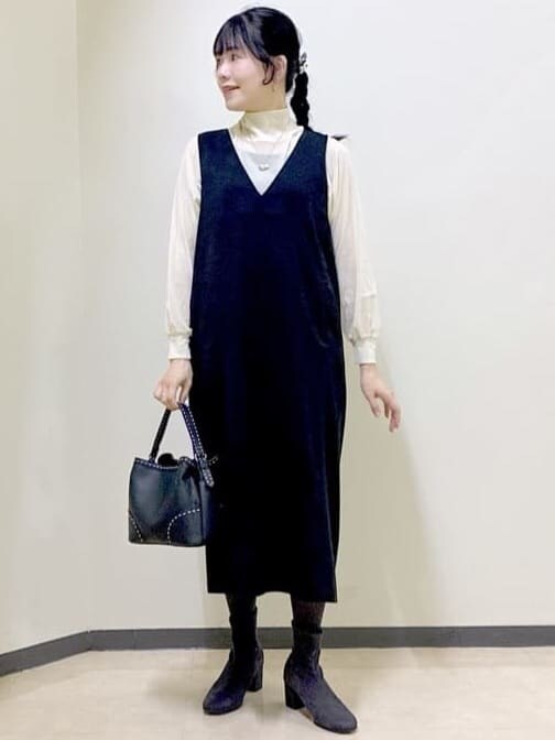 ブラック系のワンピース、ホワイト系のTシャツ/カットソー、ブラック系のタンクトップを着用したレディースの冬コーディネートの7枚目の写真