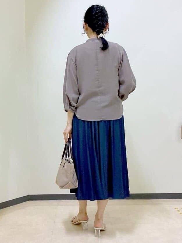 ブラウン系のシャツ/ブラウス、グレー系のタンクトップ、ブルー系のその他パンツを着用したレディースの夏コーディネートの3枚目の写真
