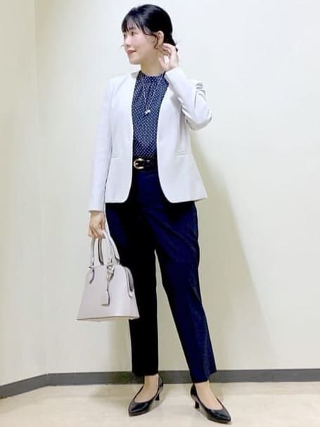 ブルー系のシャツ/ブラウス、ブルー系のその他パンツ、グレー系のノーカラージャケットを着用したレディースの冬コーディネートの8枚目の写真