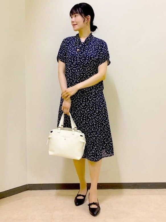 ブルー系のシャツ/ブラウス、ブルー系のスカート、ベージュ系のテーラードジャケットを着用したレディースの夏コーディネートの5枚目の写真