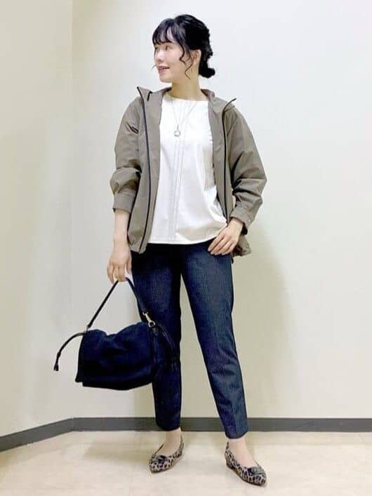 グリーン系のブルゾン、ベージュ系のTシャツ/カットソー、ブルー系のその他パンツを着用したレディースの秋コーディネートの7枚目の写真