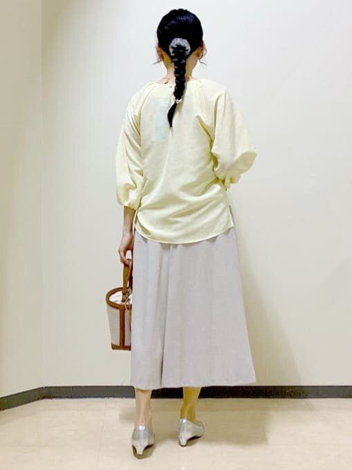 イエロー系のシャツ/ブラウス、シルバー系のパンプス、イエロー系のショルダーバッグを着用したレディースの春コーディネートの8枚目の写真