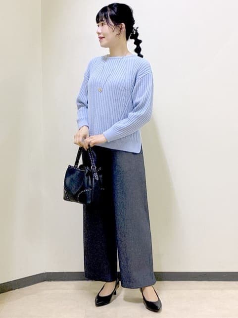 ブルー系のニット/セーター、ブルー系のその他パンツ、ブルー系のダウンジャケット/コートを着用したレディースの冬コーディネートの7枚目の写真