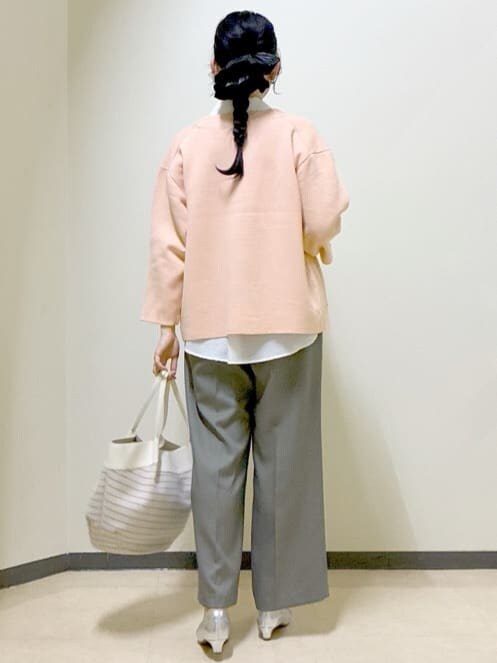 オレンジ系のカーディガン/ボレロ、ホワイト系のシャツ/ブラウス、ベージュ系のその他パンツを着用したレディースの春コーディネートの3枚目の写真