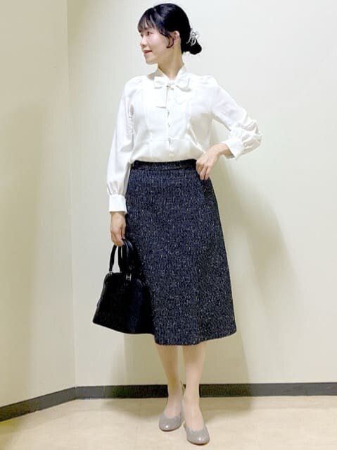 パープル系のTシャツ/カットソー、ホワイト系のシャツ/ブラウス、ブルー系のカーディガン/ボレロを着用したレディースの冬コーディネートの8枚目の写真