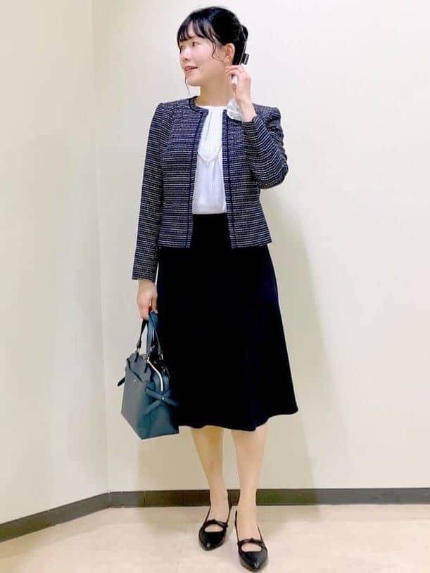 パープル系のシャツ/ブラウス、ブルー系のノーカラージャケット、ブルー系のスカートを着用したレディースの春コーディネートの8枚目の写真