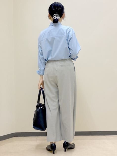 ブルー系のカーディガン/ボレロ、ブルー系のシャツ/ブラウス、グレー系のその他パンツを着用したレディースの春コーディネートの3枚目の写真