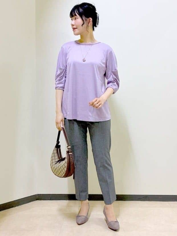 ブルー系のシャツ/ブラウス、ブラック系のその他パンツ、ブルー系のショルダーバッグを着用したレディースの秋コーディネートの9枚目の写真