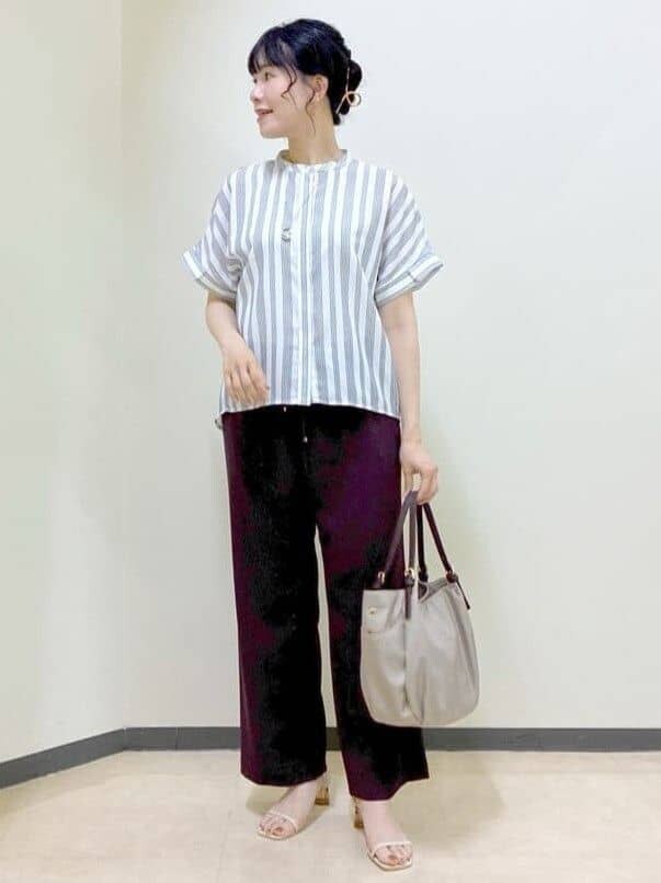 ホワイト系のシャツ/ブラウス、ブラウン系のその他パンツ、ベージュ系のショルダーバッグを着用したレディースの夏コーディネートの5枚目の写真