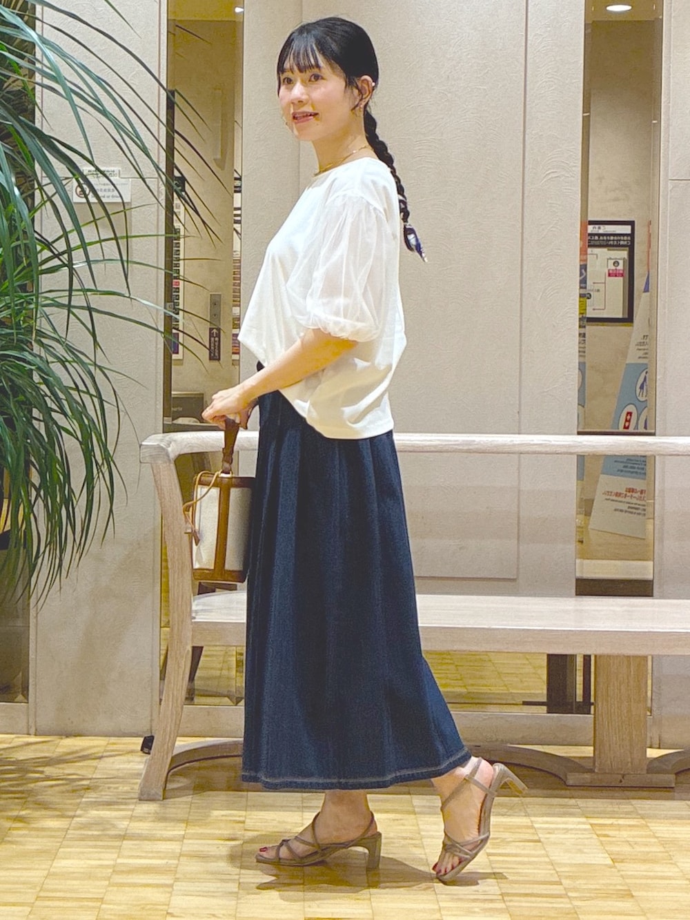 ホワイト系のTシャツ/カットソー、ブルー系のデニムスカート、グレー系のカーディガン/ボレロを着用したレディースの夏コーディネートの2枚目の写真