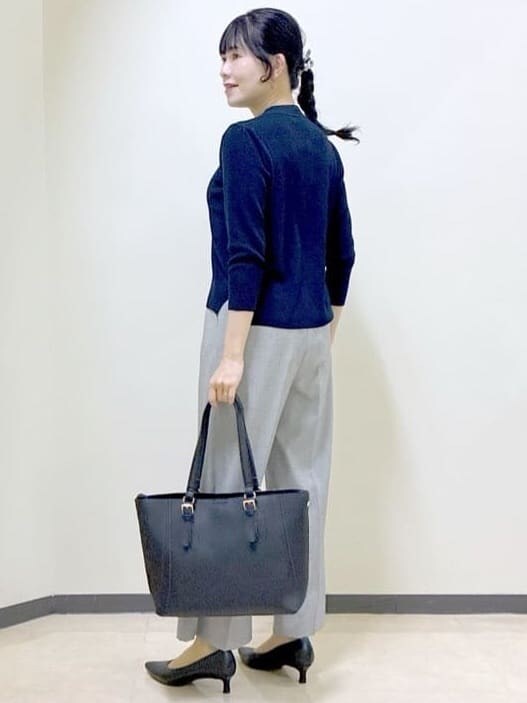 グレー系のテーラードジャケット、ブルー系のニット/セーター、グレー系のその他パンツを着用したレディースの冬コーディネートの10枚目の写真