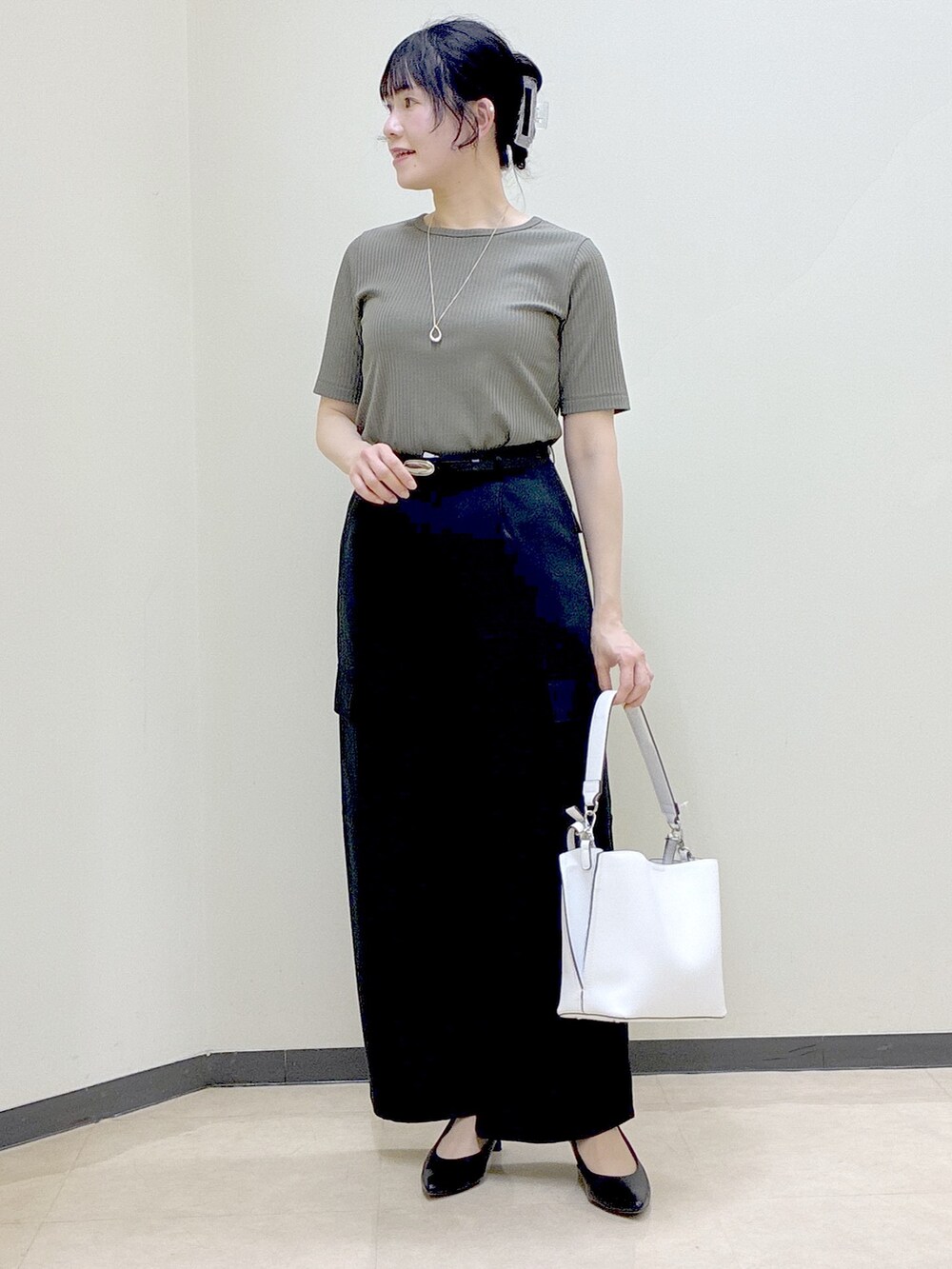 グリーン系のTシャツ/カットソー、グレー系のブルゾン、ブラック系のその他パンツを着用したレディースの春コーディネートの5枚目の写真