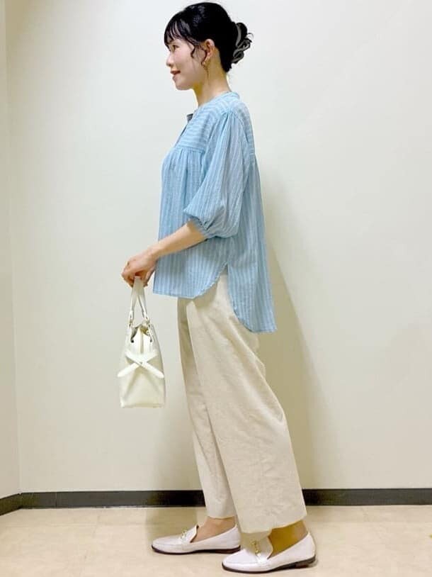 ブルー系のシャツ/ブラウス、ベージュ系のその他パンツ、ホワイト系のTシャツ/カットソーを着用したレディースの夏コーディネートの2枚目の写真