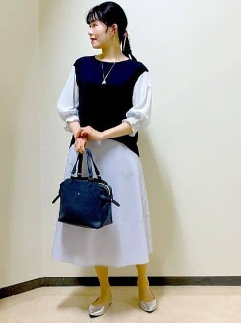 ブルー系のシャツ/ブラウス、パープル系のスカート、ブルー系のトートバッグを着用したレディースの夏コーディネートの6枚目の写真