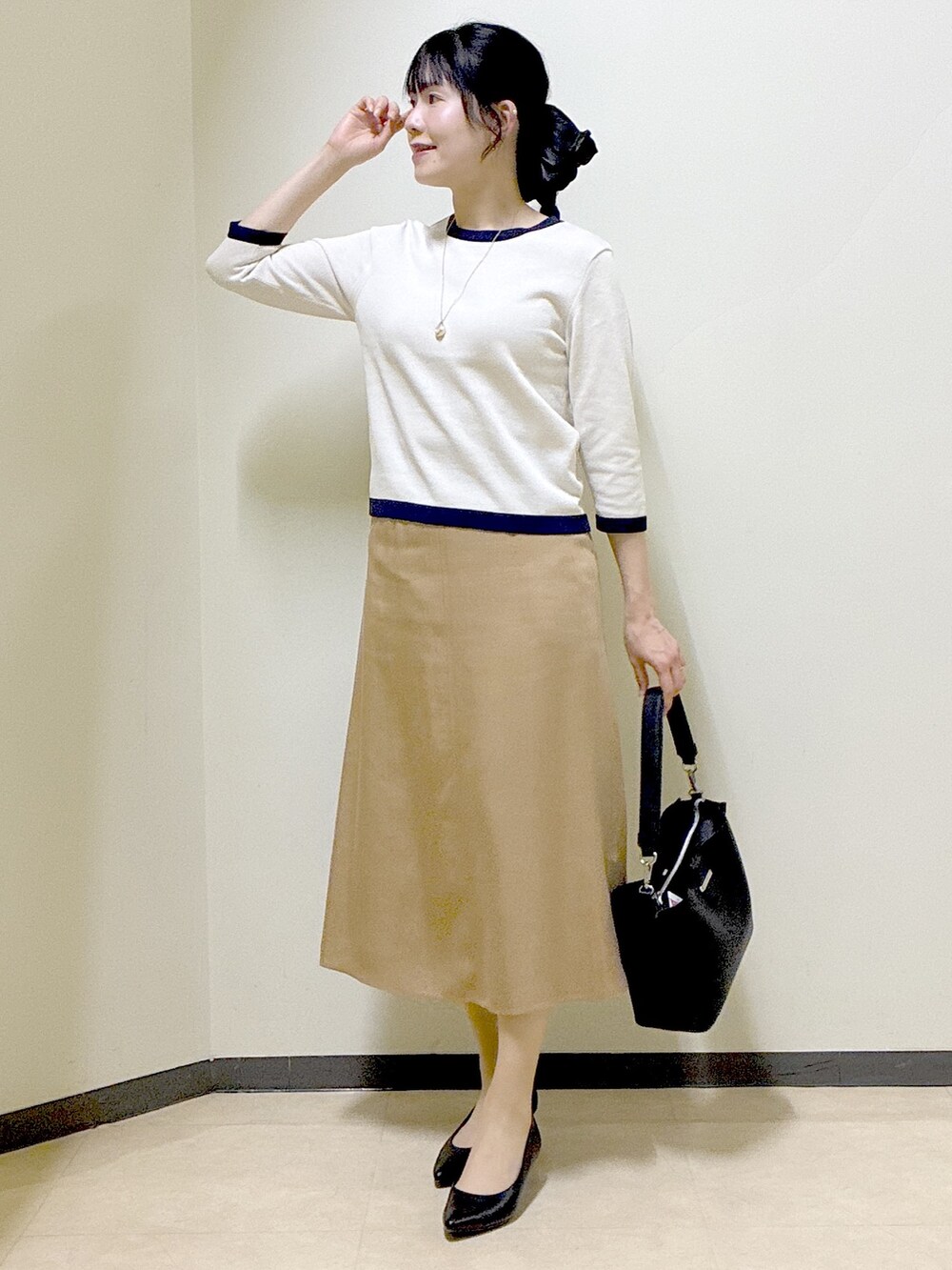 ベージュ系のニット/セーター、ベージュ系のカーディガン/ボレロ、ベージュ系のスカートを着用したレディースの春コーディネートの5枚目の写真