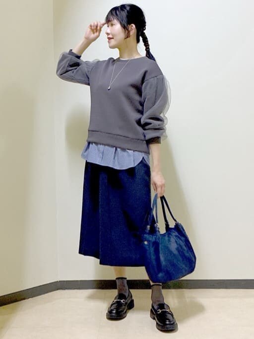 ベージュ系のその他パンツ、ブルー系のTシャツ/カットソー、ブルー系のその他パンツを着用したレディースの春コーディネートの8枚目の写真