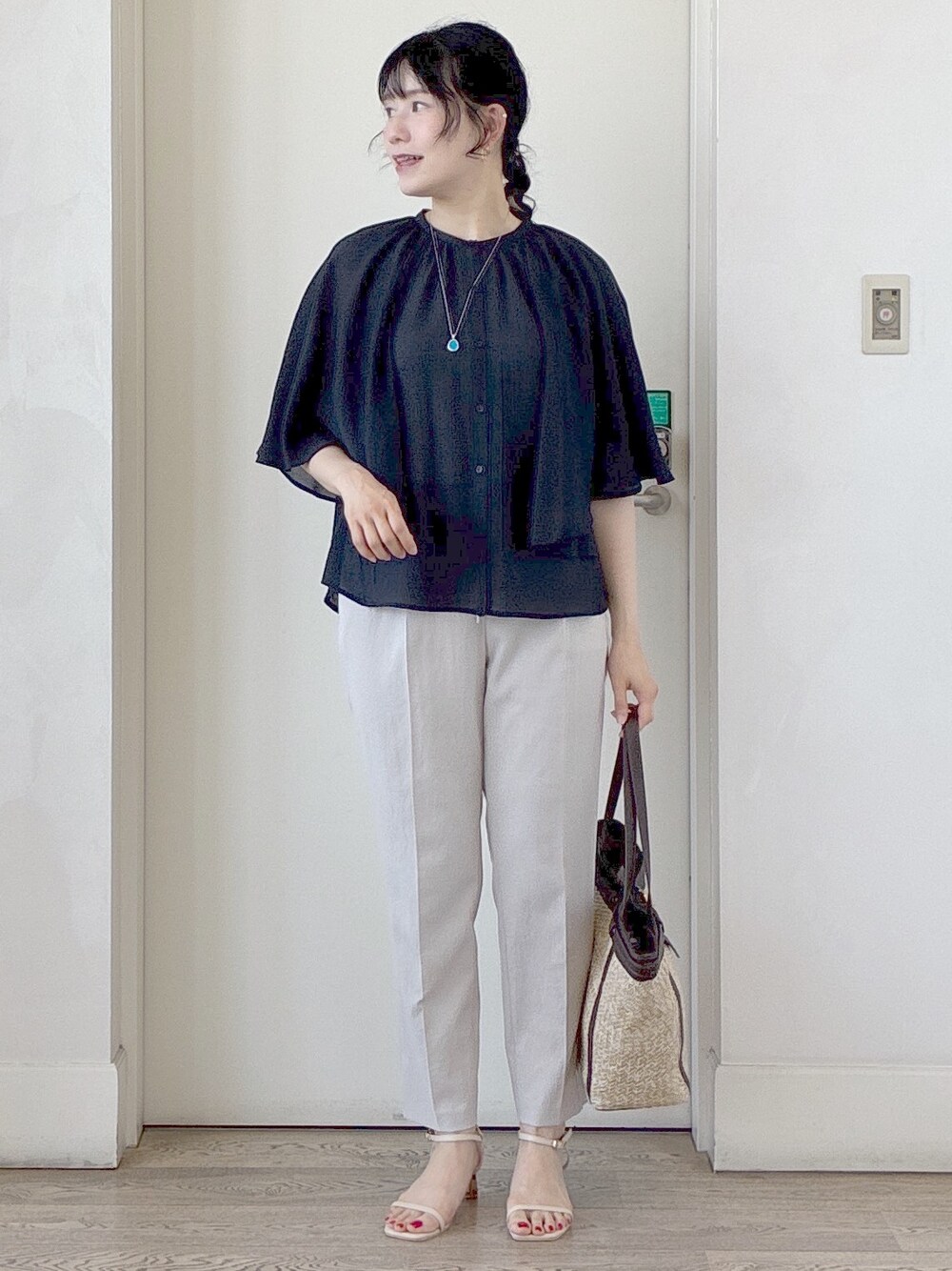 ブルー系のシャツ/ブラウス、ベージュ系のその他パンツ、ベージュ系のタンクトップを着用したレディースの夏コーディネートの5枚目の写真