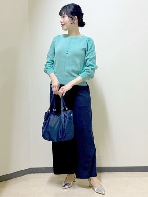 グリーン系のニット/セーター、ブルー系のその他パンツ、グレー系のノーカラージャケットを着用したレディースの冬コーディネートの7枚目の写真
