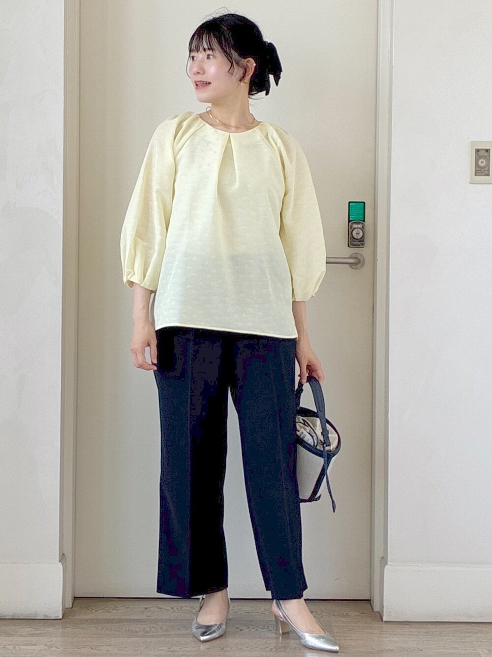 イエロー系のシャツ/ブラウス、ブルー系のその他パンツ、ブルー系のショルダーバッグを着用したレディースの夏コーディネートの7枚目の写真