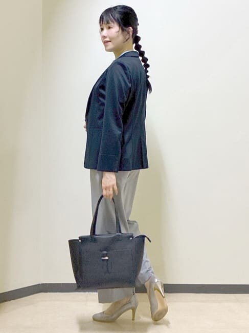 グレー系のその他パンツ、ブルー系のシャツ/ブラウス、ブルー系のテーラードジャケットを着用したレディースの春コーディネートの10枚目の写真