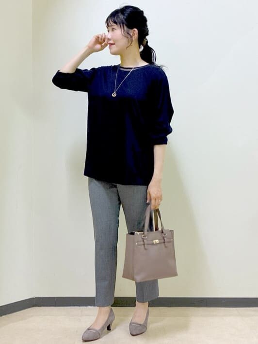 ブルー系のTシャツ/カットソー、ブラック系のその他パンツ、ブラック系のシャツ/ブラウスを着用したレディースの夏コーディネートの7枚目の写真