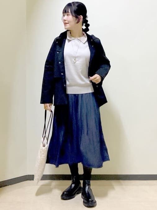 ブラック系のブルゾン、グレー系のニット/セーター、ブルー系のその他パンツを着用したレディースの冬コーディネートの5枚目の写真