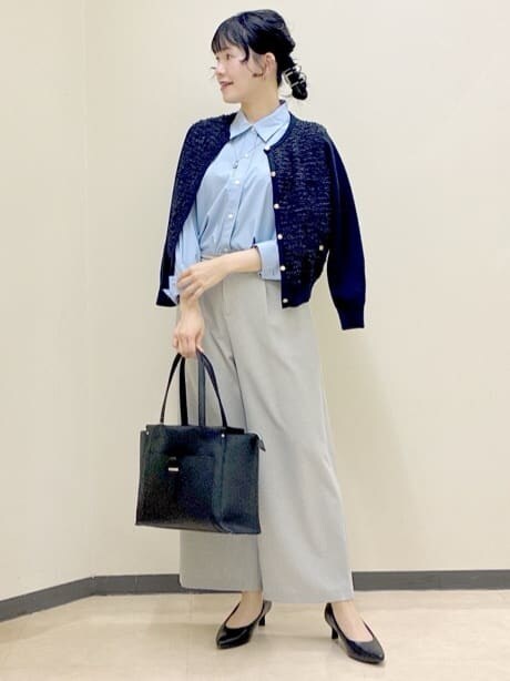 ブルー系のカーディガン/ボレロ、ブルー系のシャツ/ブラウス、グレー系のその他パンツを着用したレディースの春コーディネートの8枚目の写真