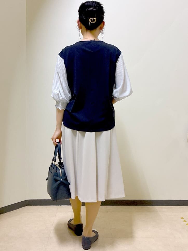 ブルー系のシャツ/ブラウス、ベージュ系のスカート、ブルー系のその他パンツを着用したレディースの春コーディネートの3枚目の写真