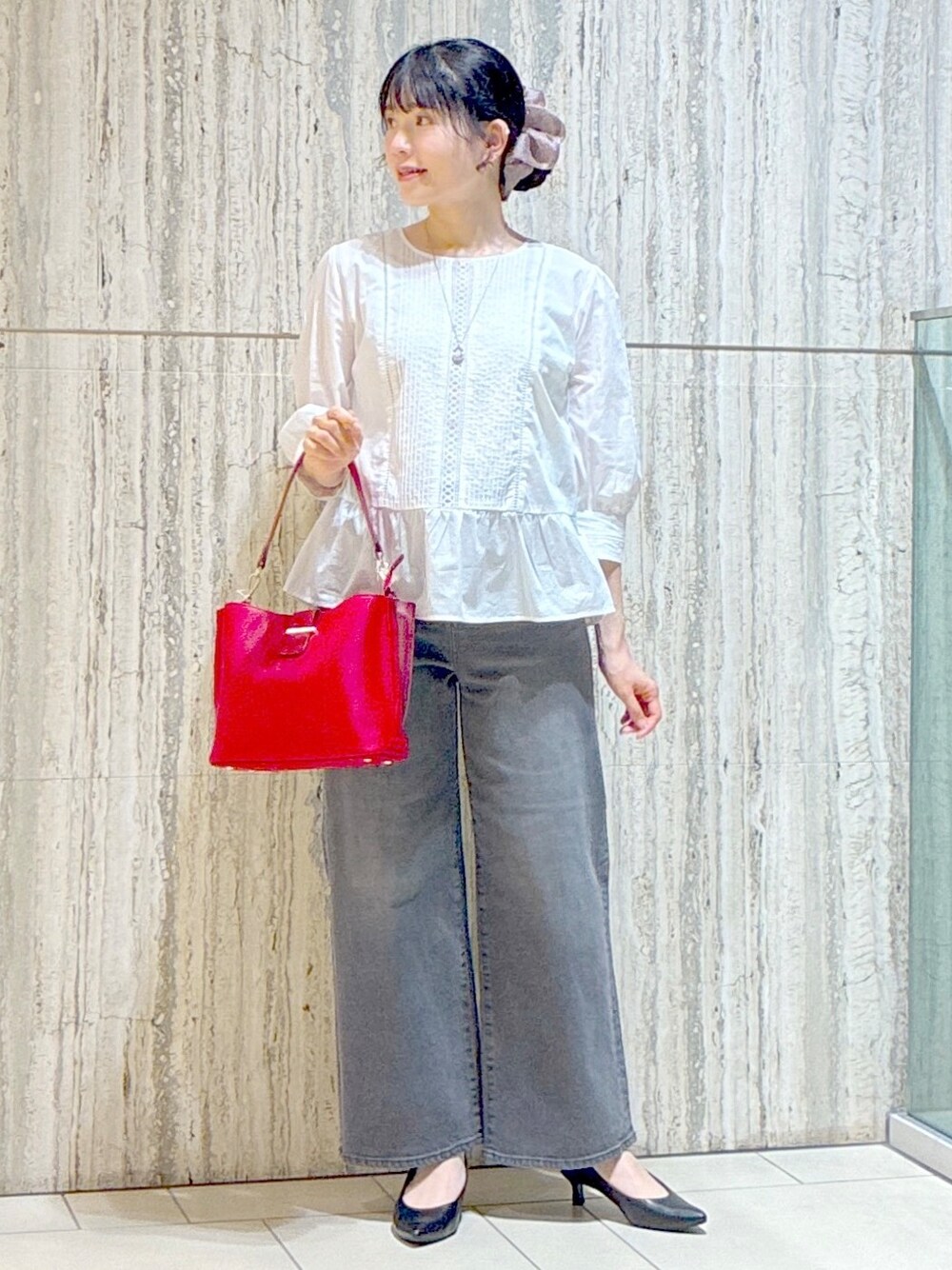 ホワイト系のシャツ/ブラウス、ブラウン系のシャツ/ブラウス、ブラック系のデニムパンツを着用したレディースの秋コーディネートの7枚目の写真