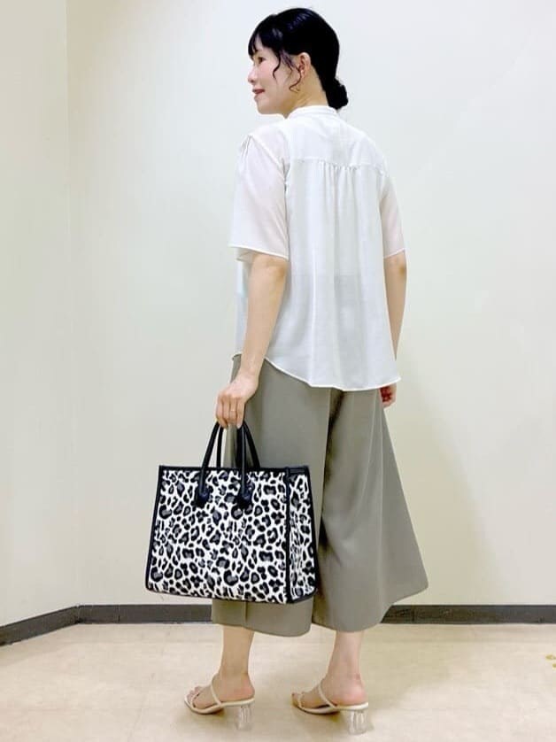 ベージュ系のシャツ/ブラウス、ブラック系のニット/セーター、グレー系のタンクトップを着用したレディースの夏コーディネートの10枚目の写真
