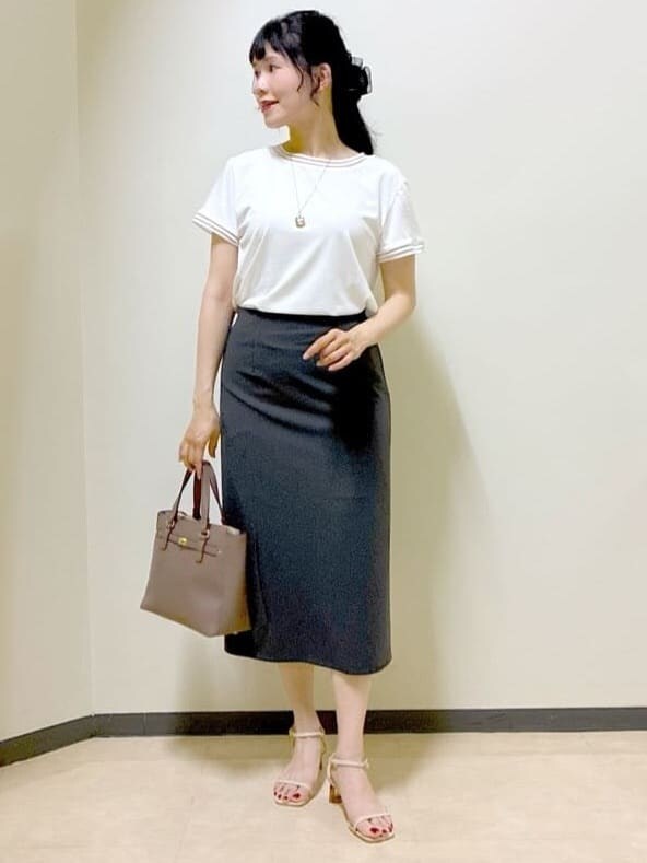 ホワイト系のTシャツ/カットソー、レッド系のカーディガン/ボレロ、グレー系のスカートを着用したレディースの秋コーディネートの6枚目の写真