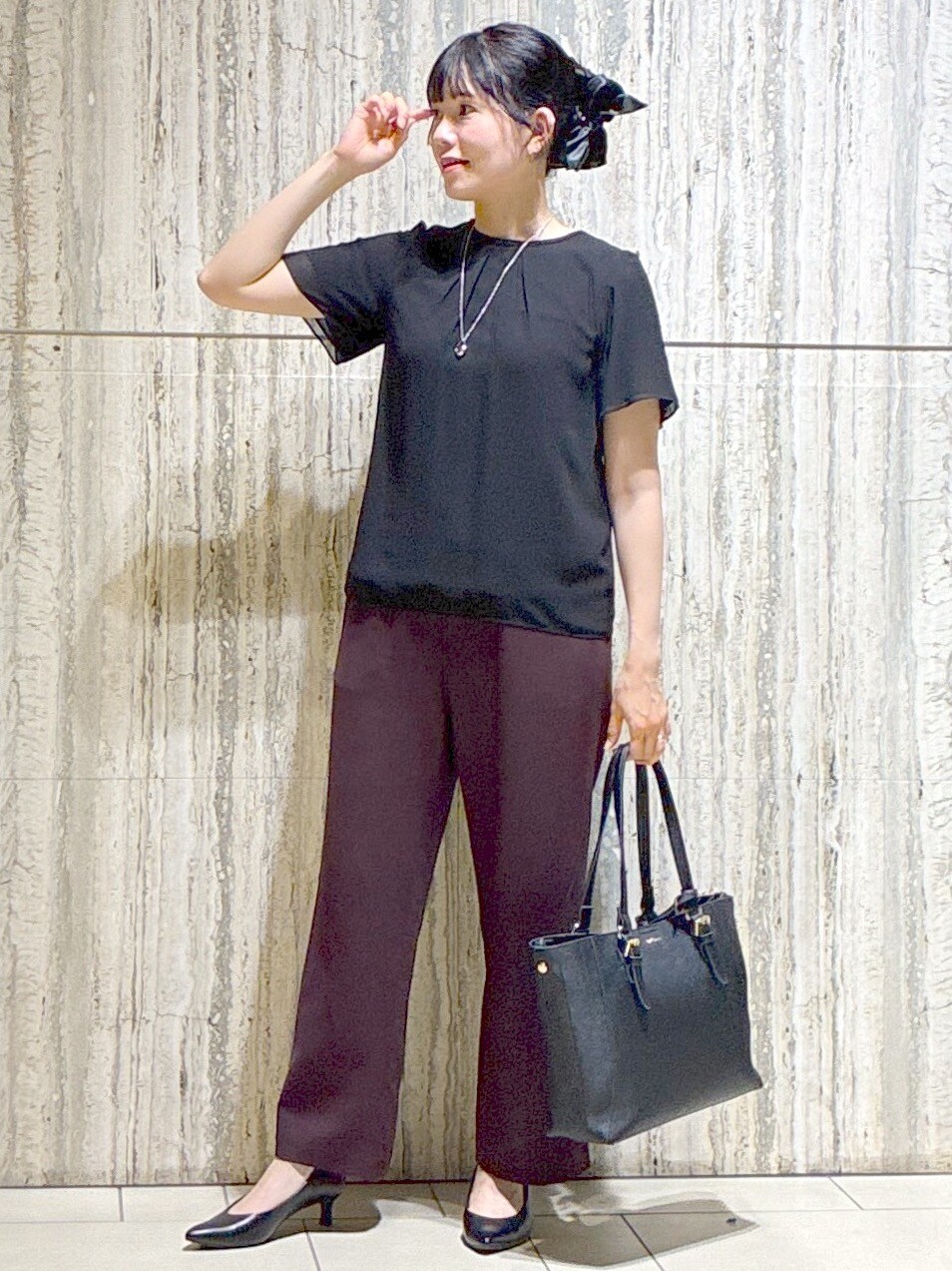 ブラック系のシャツ/ブラウス、ブラック系のカーディガン/ボレロ、ブラウン系のその他パンツを着用したレディースの秋コーディネートの6枚目の写真