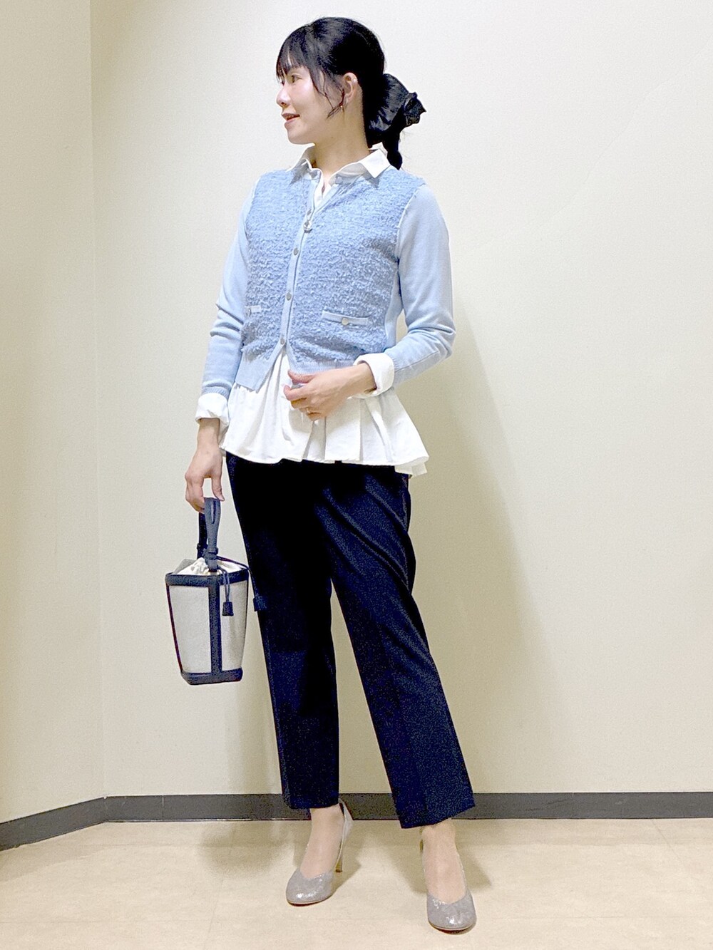 ブルー系のカーディガン/ボレロ、ブルー系のその他パンツ、ブルー系のショルダーバッグを着用したレディースの春コーディネートの10枚目の写真