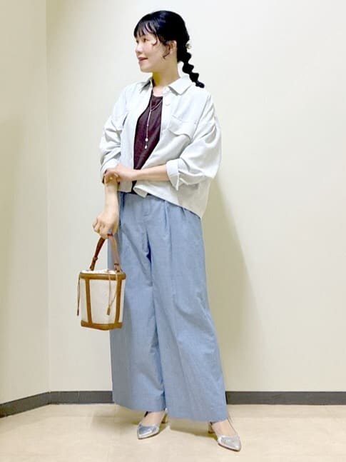 グレー系のブルゾン、ブラウン系のニット/セーター、ブルー系のその他パンツを着用したレディースの春コーディネートの6枚目の写真