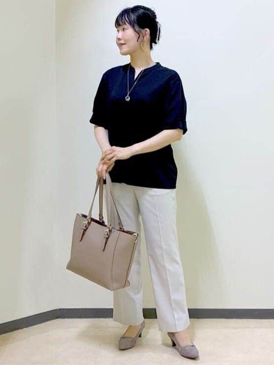 ブラック系のTシャツ/カットソー、ベージュ系のその他パンツ、ブラウン系のトートバッグを着用したレディースの秋コーディネートの5枚目の写真
