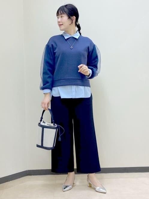 ブルー系のその他パンツ、ブルー系のシャツ/ブラウス、ブルー系のTシャツ/カットソーを着用したレディースの冬コーディネートの7枚目の写真