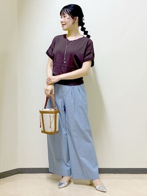 ブラウン系のニット/セーター、ブルー系のその他パンツ、グレー系のブルゾンを着用したレディースの春コーディネートの8枚目の写真