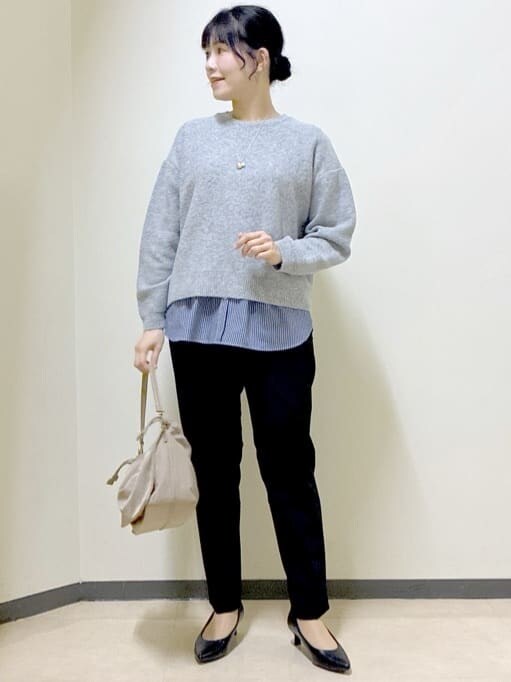 ブルー系のダウンジャケット/コート、グレー系のニット/セーター、ブルー系のTシャツ/カットソーを着用したレディースの冬コーディネートの9枚目の写真