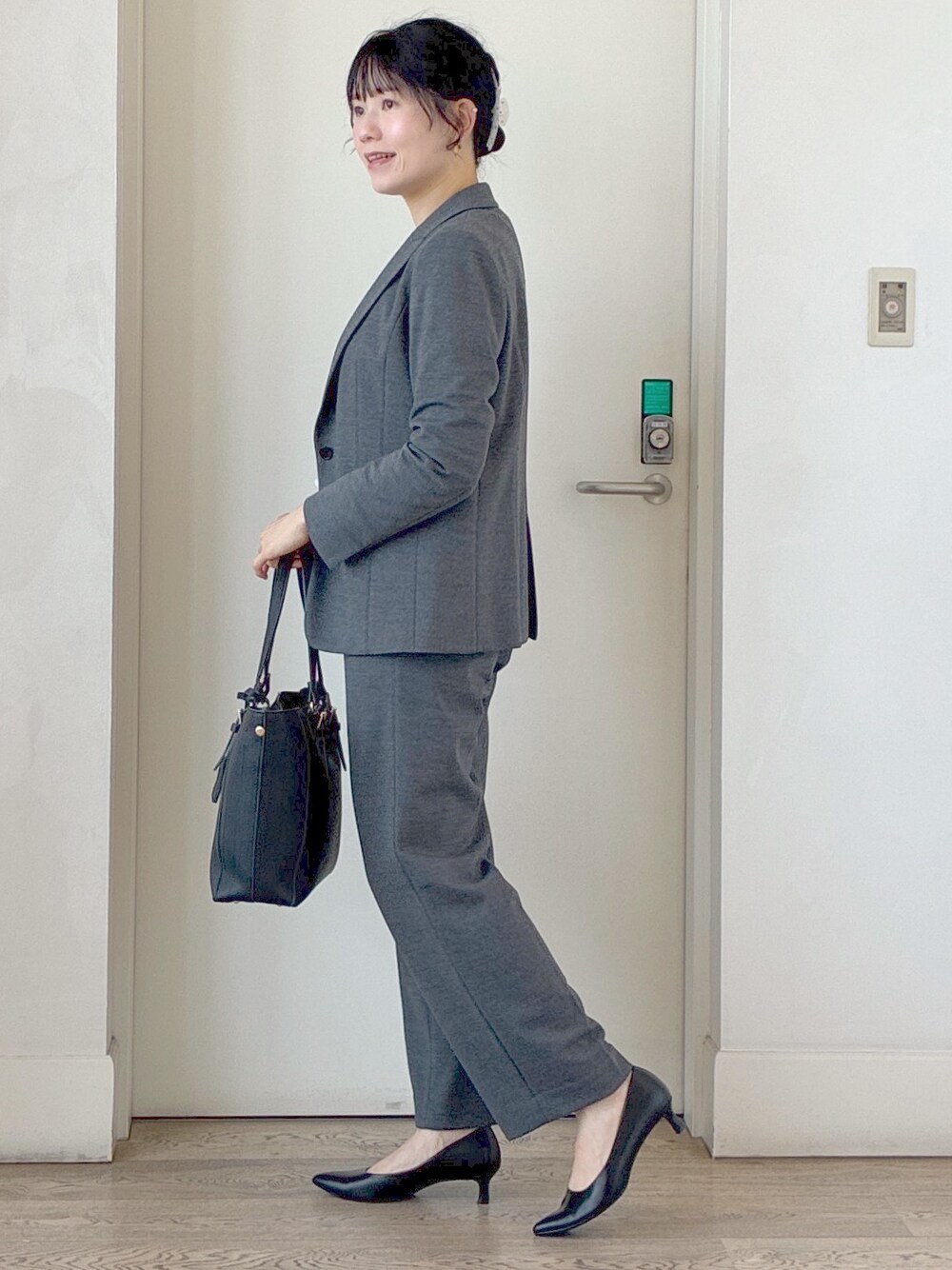 ブルー系のシャツ/ブラウス、グレー系のその他パンツ、ブラック系のトートバッグを着用したレディースの秋コーディネートの2枚目の写真