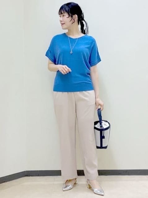 ベージュ系のその他パンツ、ブルー系のニット/セーター、ブルー系のショルダーバッグを着用したレディースの春コーディネートの10枚目の写真
