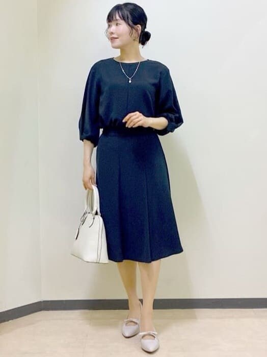 ブルー系のシャツ/ブラウス、ブルー系のスカート、ホワイト系のシャツ/ブラウスを着用したレディースの春コーディネートの9枚目の写真