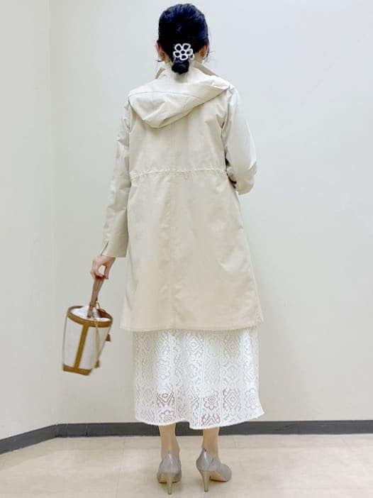 ベージュ系のその他アウター、ブラウン系のニット/セーター、ホワイト系のスカートを着用したレディースの春コーディネートの3枚目の写真