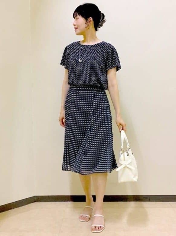 ホワイト系のカーディガン/ボレロ、ブルー系のシャツ/ブラウス、ブルー系のスカートを着用したレディースの夏コーディネートの10枚目の写真