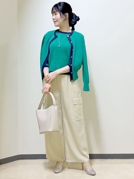 ベージュ系のその他パンツ、ベージュ系のショルダーバッグ、グリーン系のニット/セーターを着用したレディースの春コーディネートの7枚目の写真
