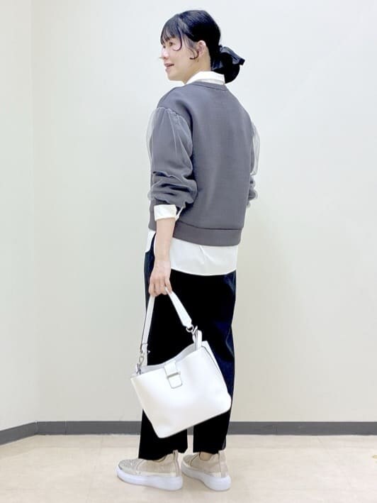 グレー系のTシャツ/カットソー、ホワイト系のシャツ/ブラウス、ブラック系のその他パンツを着用したレディースの春コーディネートの4枚目の写真