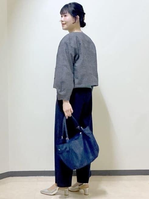 グレー系のノーカラージャケット、グリーン系のニット/セーター、ブルー系のその他パンツを着用したレディースの冬コーディネートの4枚目の写真