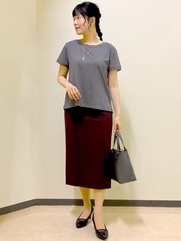 グレー系のTシャツ/カットソー、ブラック系のカーディガン/ボレロ、レッド系のスカートを着用したレディースの秋コーディネートの2枚目の写真