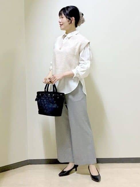 ブラック系のその他パンツ、ブラック系のトートバッグ、ゴールド系のネックレスを着用したレディースの冬コーディネートの7枚目の写真