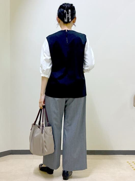 ブラック系のTシャツ/カットソー、グレー系のその他パンツ、グリーン系のその他パンツを着用したレディースの秋コーディネートの3枚目の写真