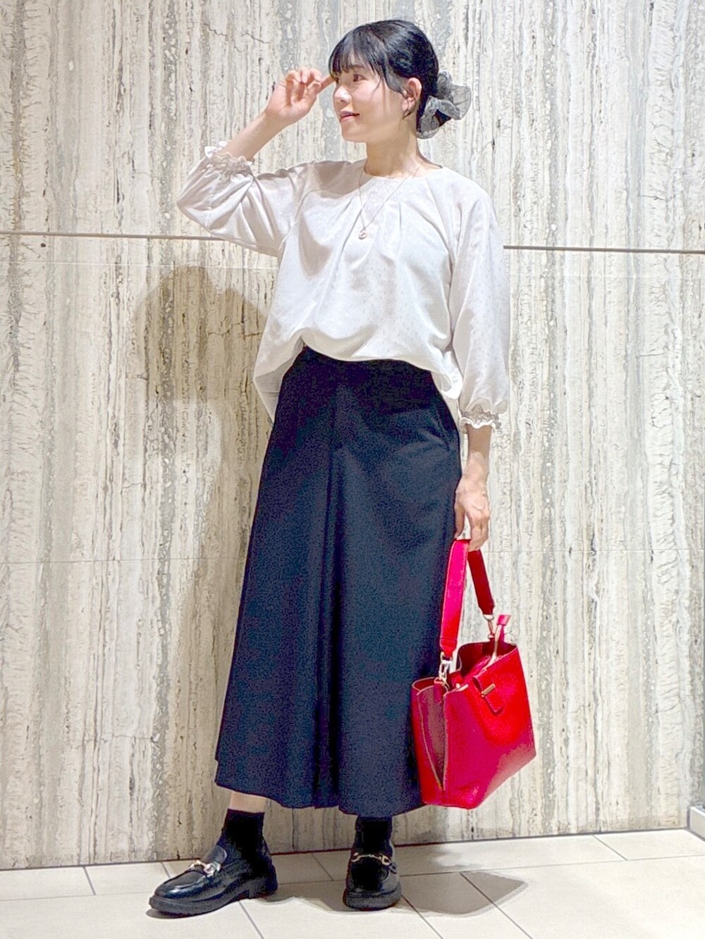 ベージュ系のシャツ/ブラウス、ブルー系のその他パンツ、レッド系のトートバッグを着用したレディースの秋コーディネートの5枚目の写真